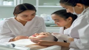 Read more about the article Facial Treatment vs Peeling: Mana untuk Kulit Kusam?