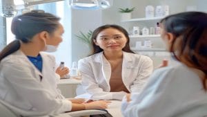 Read more about the article Klinik Kecantikan vs Dokter Kulit: 5 Kriteria Aman