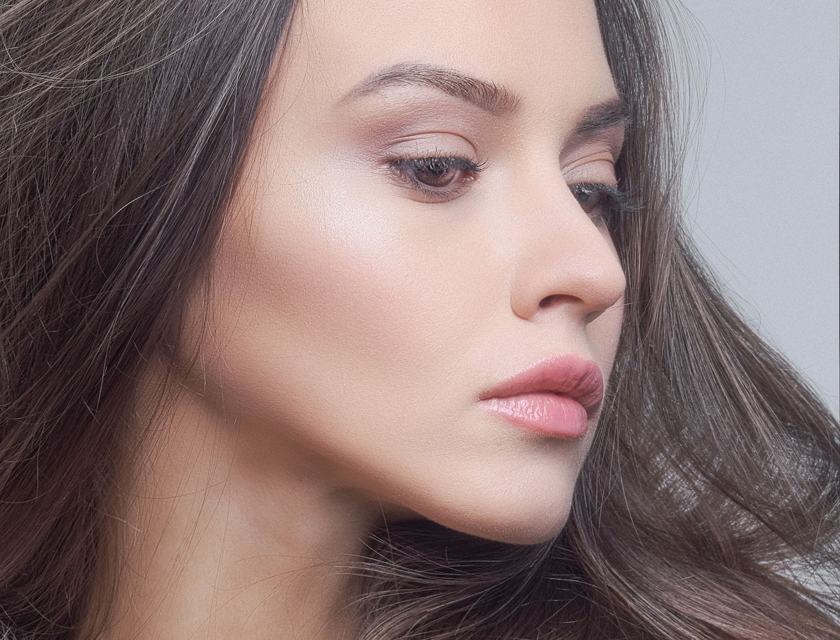 Prosedur filler hidung oleh dokter untuk membantu memperbaiki kontur hidung secara non-bedah