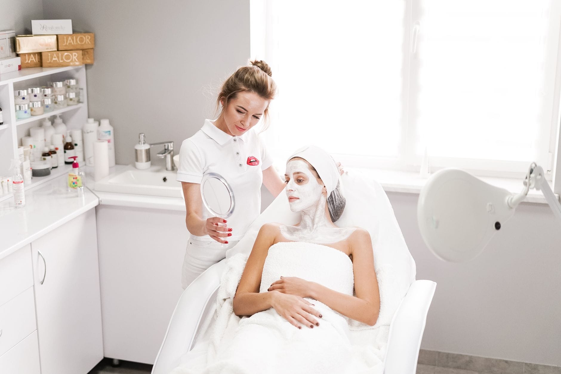Dokter kulit menjelaskan skincare dokter yang disesuaikan dengan kondisi dan kebutuhan kulit pasien