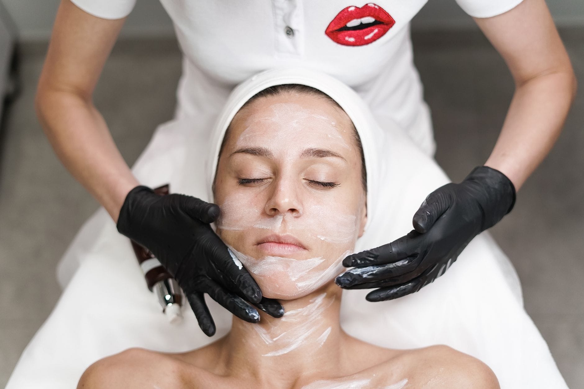 Facial treatment oleh terapis klinik untuk membantu merawat kebersihan dan kesehatan kulit wajah