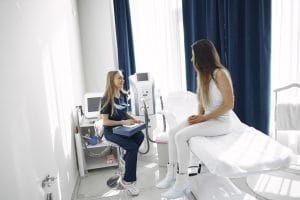 Read more about the article Klinik Kecantikan Terdekat vs Murah: 5 Kriteria Aman Memilih
