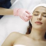 Facial treatment di klinik estetika untuk membantu membersihkan pori dan merawat kesehatan kulit wajah