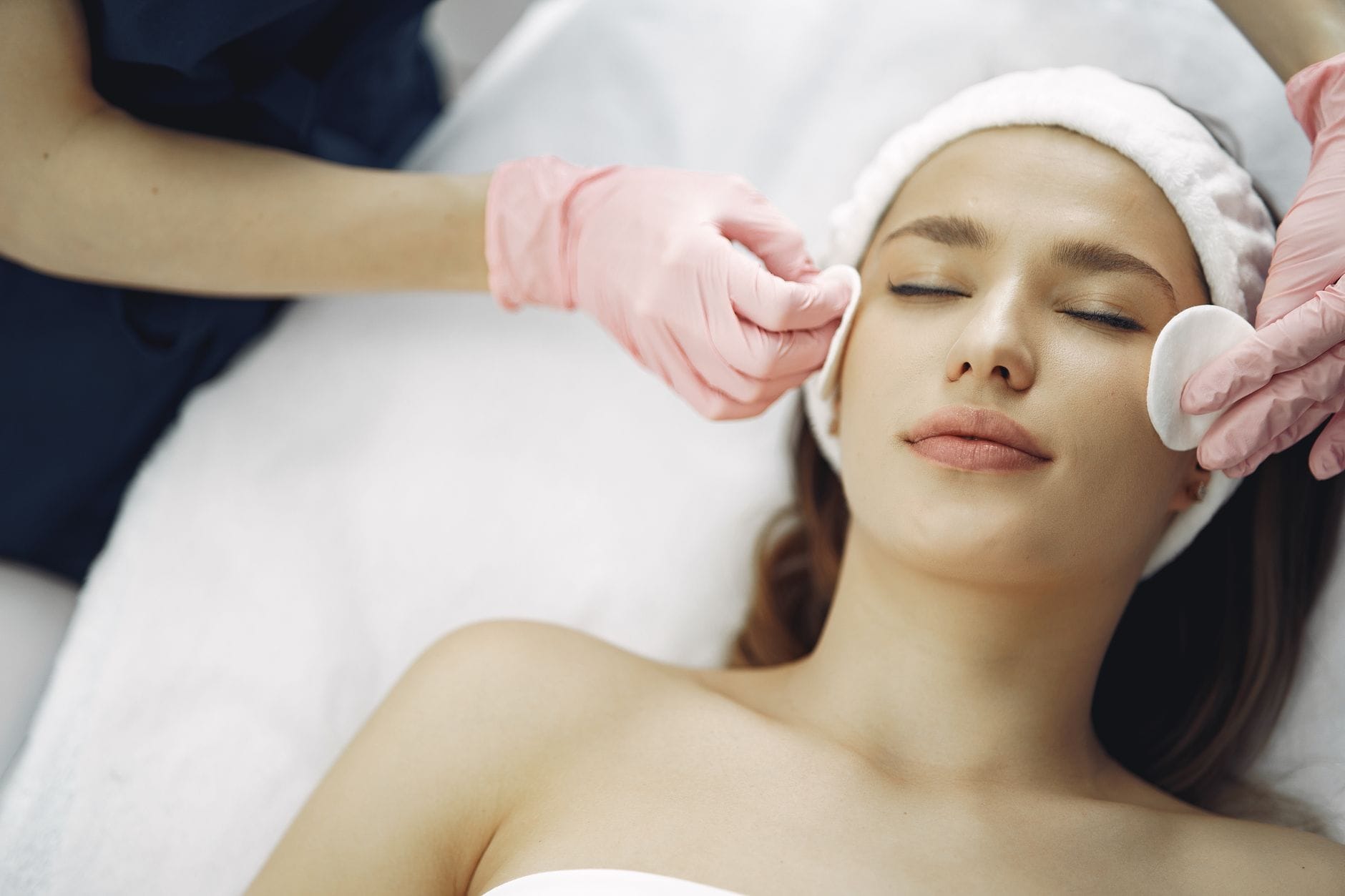 Facial treatment di klinik estetika untuk membantu membersihkan pori dan merawat kesehatan kulit wajah