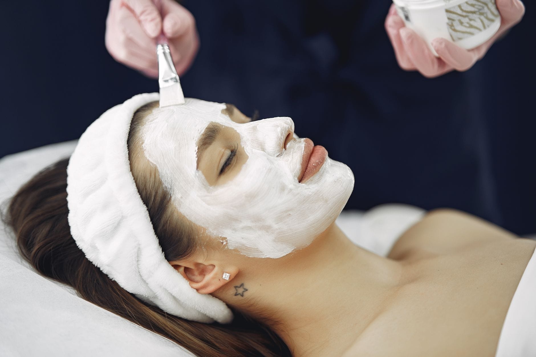 Facial treatment oleh terapis klinik untuk membantu membersihkan dan merawat kesehatan kulit wajah