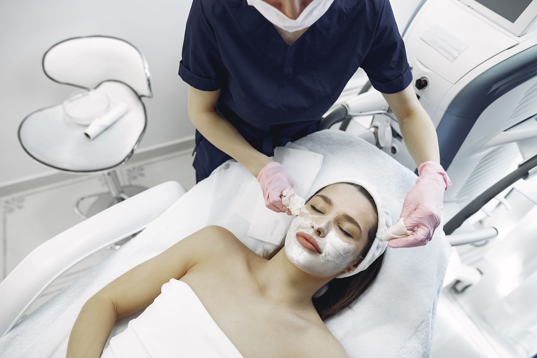 Read more about the article Facial Treatment untuk Jerawat: Kapan Sebaiknya Ditunda?