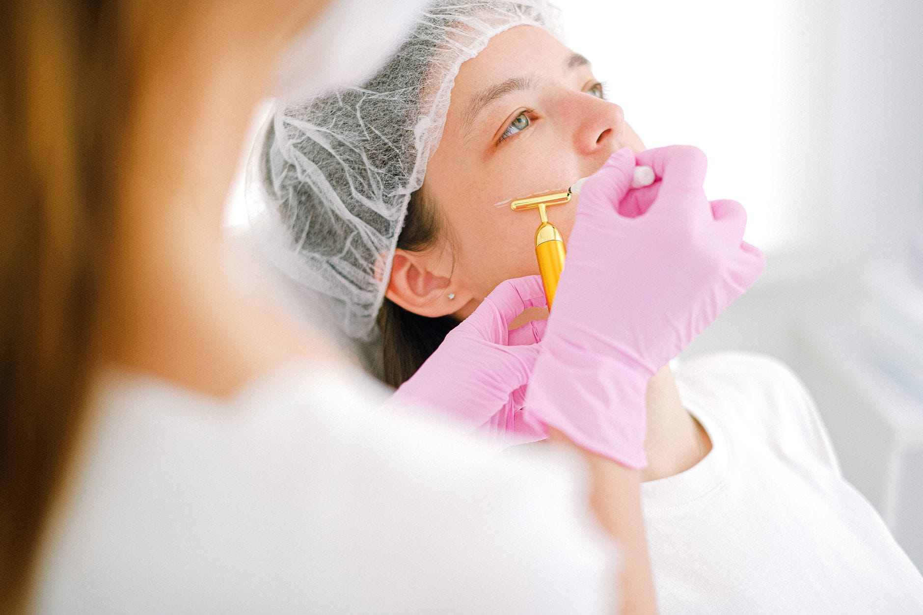 Perawatan skin booster untuk membantu hidrasi dan tampilan kulit lebih segar di klinik estetika