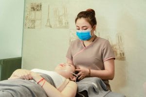 Read more about the article 8 Cek Klinik Kecantikan Terdekat: Dokter, Alat, Aftercare