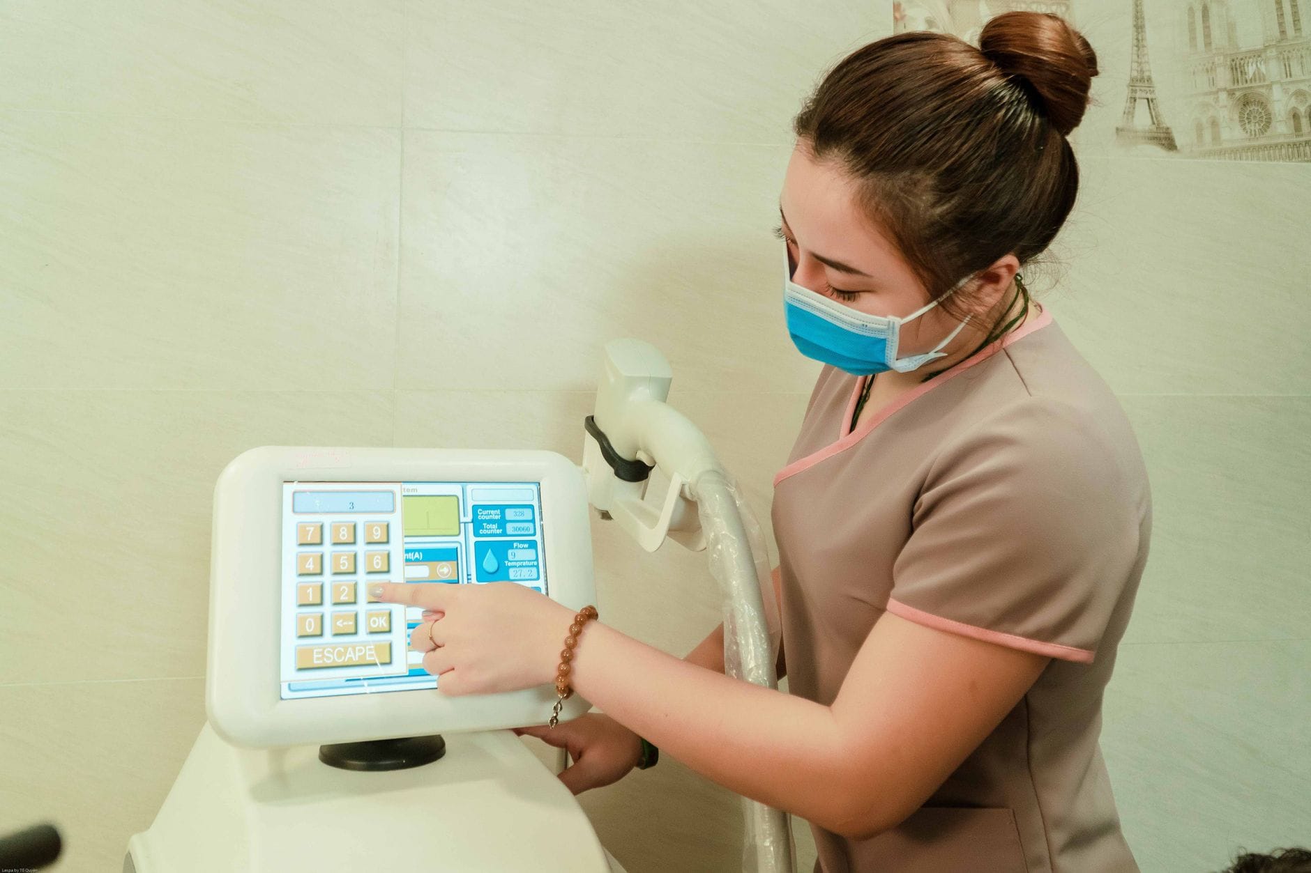 Tampilan ruang konsultasi di klinik kecantikan terdekat dengan suasana bersih, nyaman, dan modern