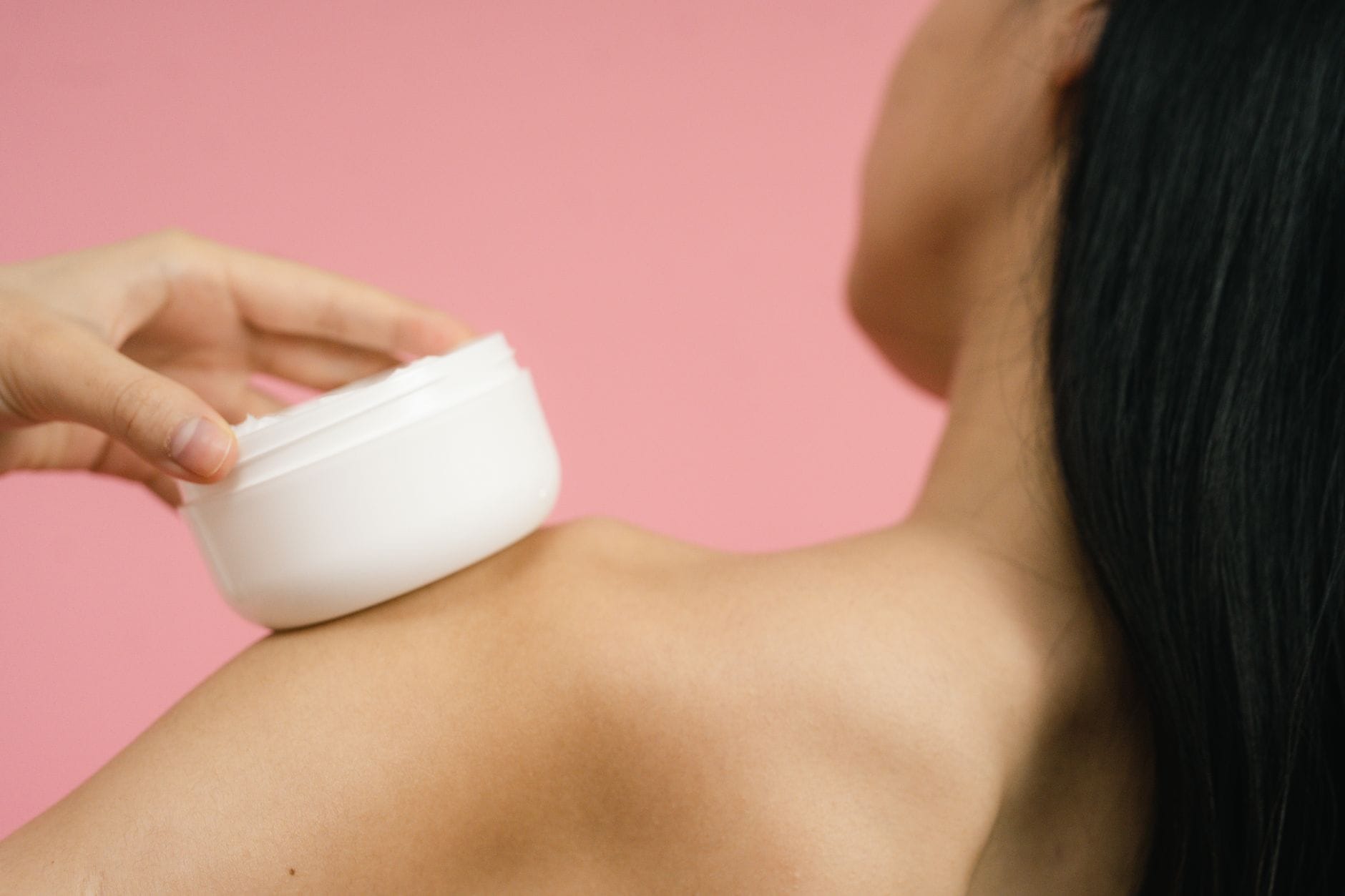 Skincare dokter di klinik estetika dengan konsultasi kulit untuk perawatan yang disesuaikan kebutuhan wajah