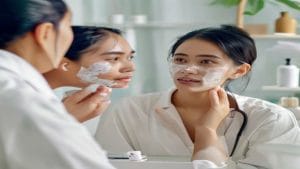 Read more about the article Skincare Dokter untuk Jerawat: Kapan Perlu & Aman?