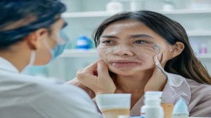 Read more about the article Bedah Kasus Jerawat: Kapan Skincare Dokter Lebih Tepat?